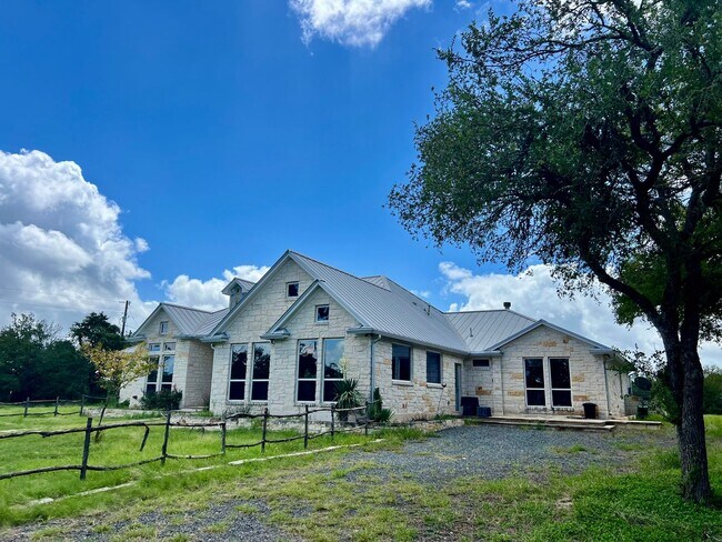 Building Photo - Hill Country Escape - 4 Bed/4 Bath Modern ...