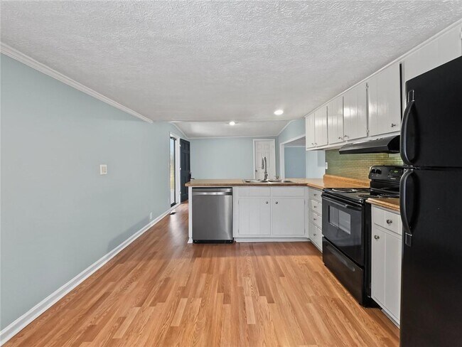 Building Photo - 3542 Shoreland Dr