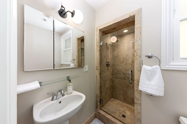 Building Photo - 2255 Beach St