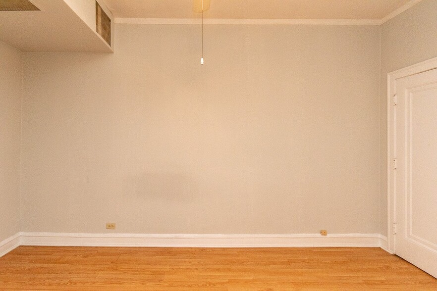 Building Photo - 2832 N Burling St