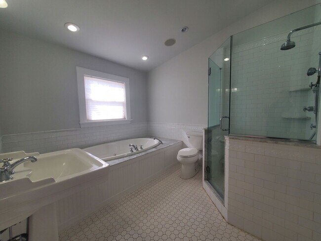 Building Photo - 12 Maplewood Terrace