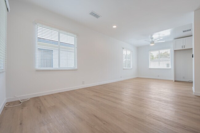 Building Photo - 3201 S Barrington Ave