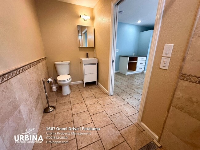 Building Photo - Spacious East Petaluma Home with Main-Floor Bedroom Suite