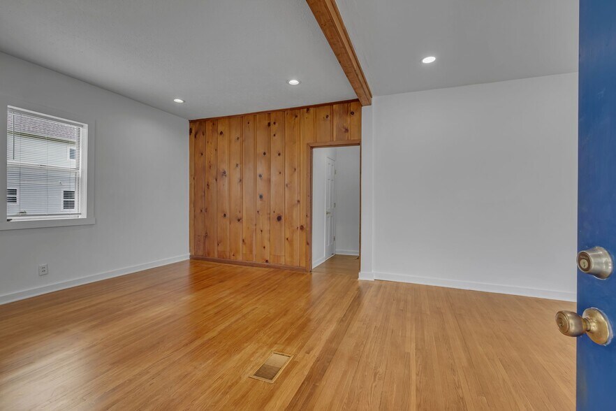 Building Photo - 1607 22nd Ave N