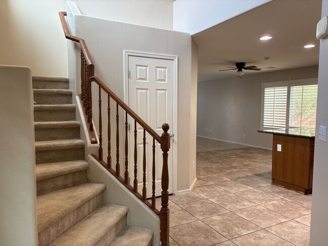 Building Photo - Beautiful 4 Bedroom Home in Mountains Edge!