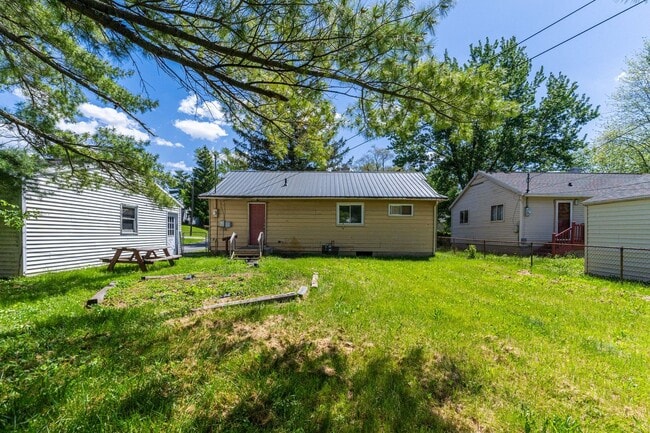 Building Photo - NEW LISTING! 3 BEDROOM HOUSE!