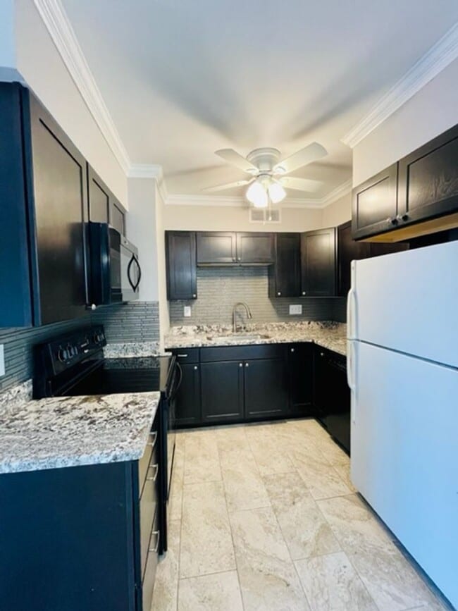 Building Photo - Beautiful, Move in Ready Condo in Myers Pa...