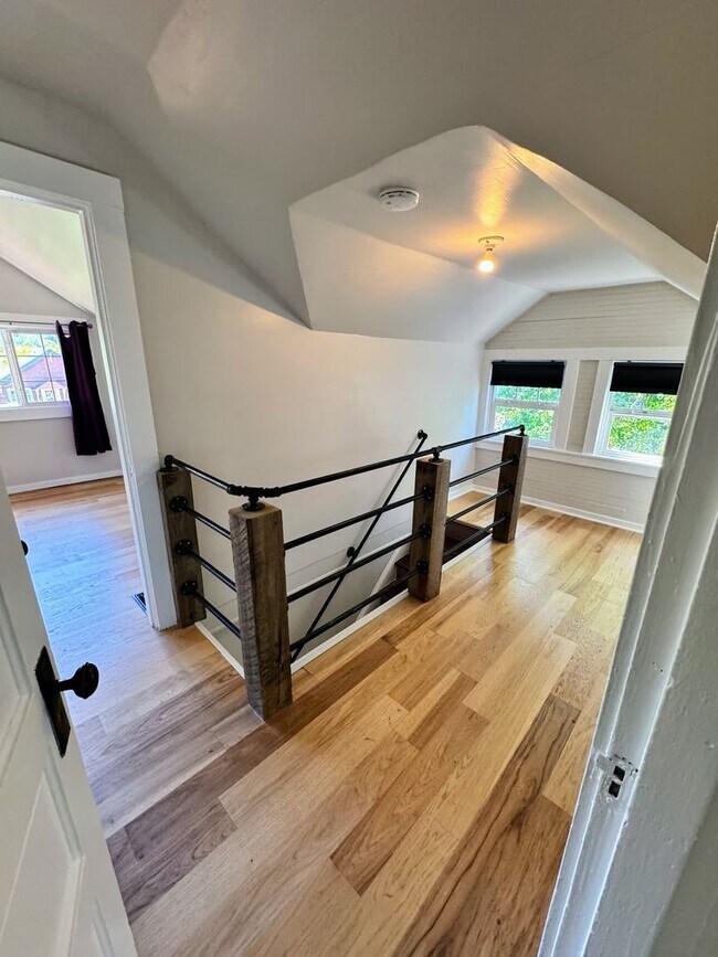 Building Photo - Beautiful 4+ Bed, 3 Bath Crafstman Home with Fenced Yard near St. Johns