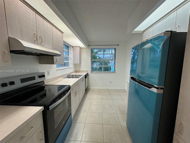 Building Photo - 2636 SE 20th Ct