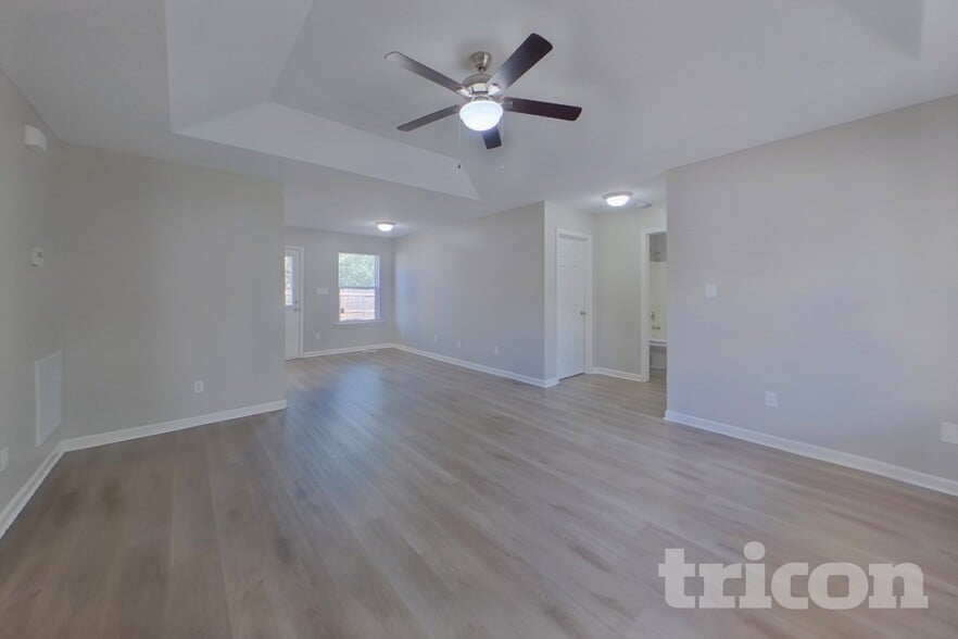 Building Photo - 2425 Saluda Dr