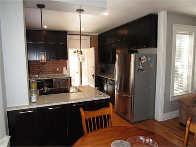 Building Photo - Remodeled & updated 3 bed 2 bath rowhome i...