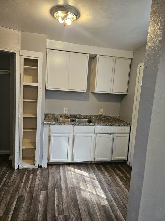 Building Photo - 2 bed/ 1 bath Duplex