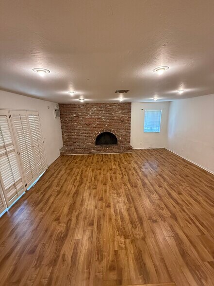 Building Photo - 9520 Hayvenhurst Ave