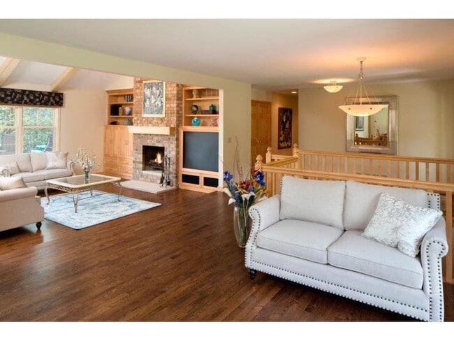 Building Photo - 1215 Oakview Rd