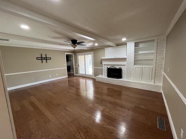 Building Photo - 1304 Pine Oak Dr