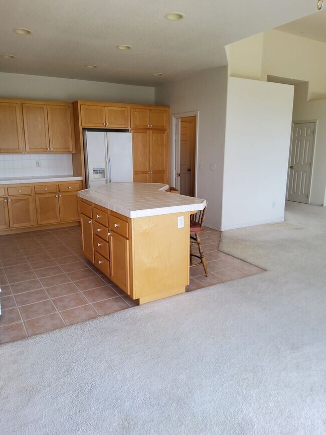 Building Photo - Beautiful house in great neighborhood with...