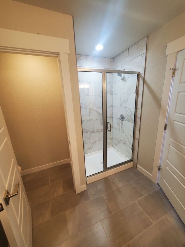 Building Photo - Updated and Very Spacious 3 Bedroom Townho...