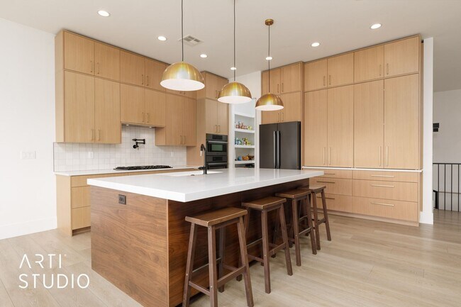Building Photo - Beautiful 6 Bedroom 4.5 Bathroom Home in D...