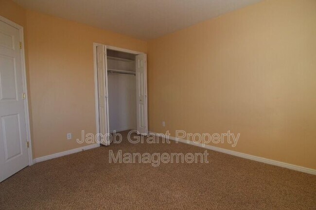 Building Photo - 980 Eve Dr