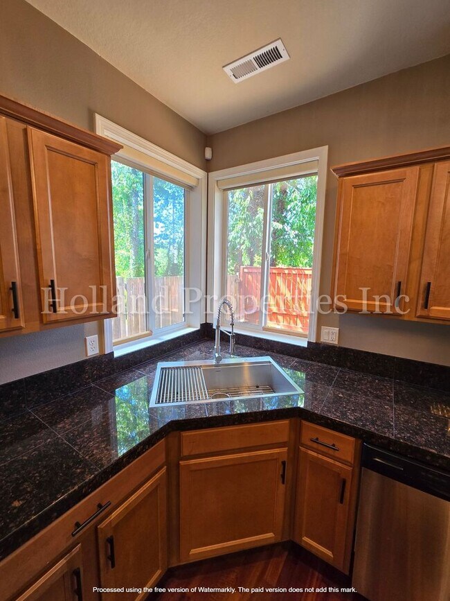 Building Photo - Modern Comfort Meets Prime Beaverton Living