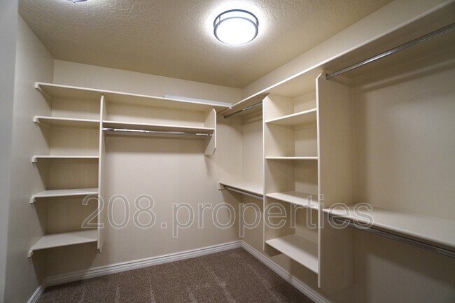 Building Photo - 38 E Ranch Dr