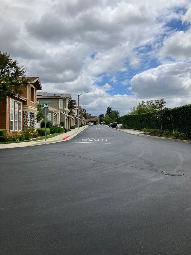 Building Photo - 460 Middlebury Ct