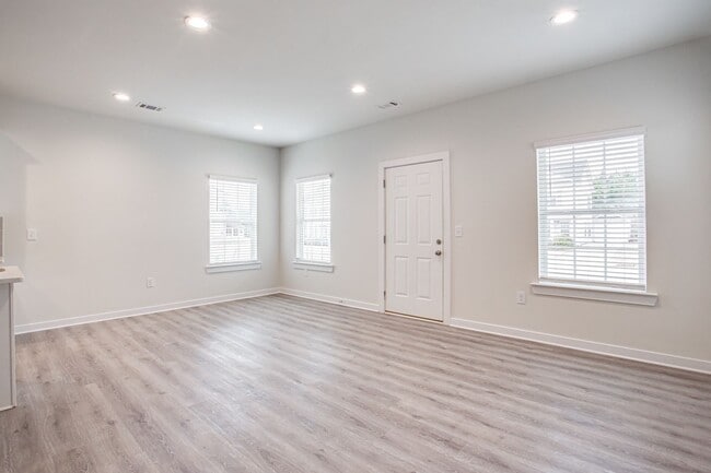 Building Photo - 715 W Vincent Dr