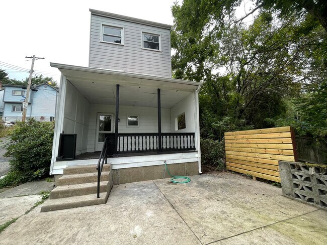 Building Photo - AVAILABLE MAY 2026 - Spacious 3 Bedroom Home w/ Non-Traditional Layout!