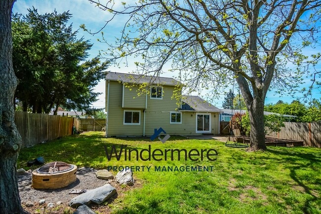 Building Photo - Modern 4 bed 2.5 Bath Home