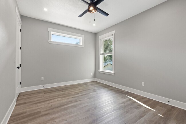 Building Photo - Charming Tampa Rental - Perfectly Located ...