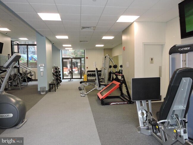 Building Photo - 1420 Locust St