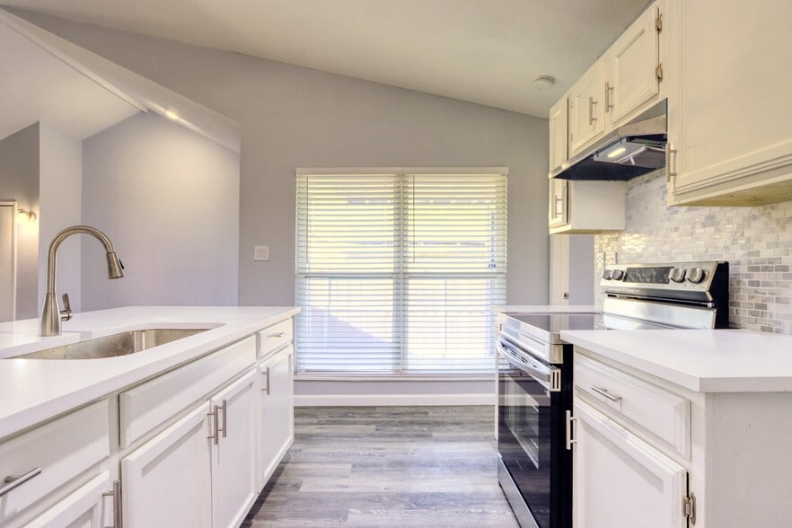 Building Photo - 6028 Dooley Dr