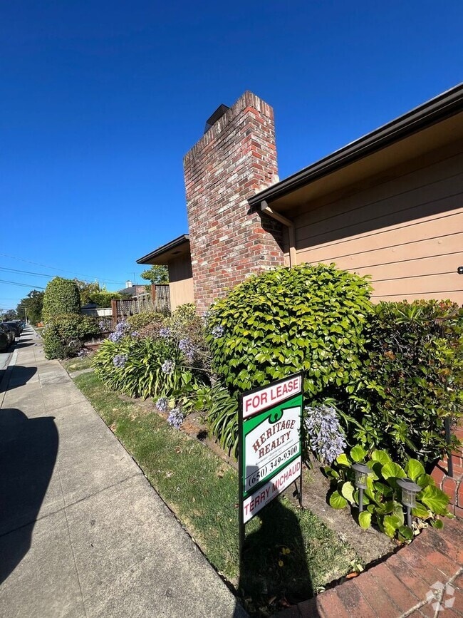 Building Photo - G1 | 139-141 Hobart Avenue