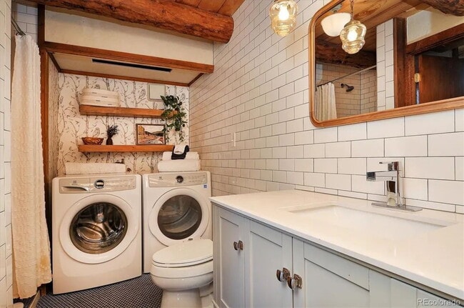 Building Photo - Mountain Log Home for Rent with views and ...