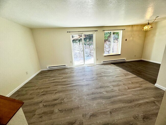 Building Photo - 3 BR, 1.5 bath townhome located in Central...