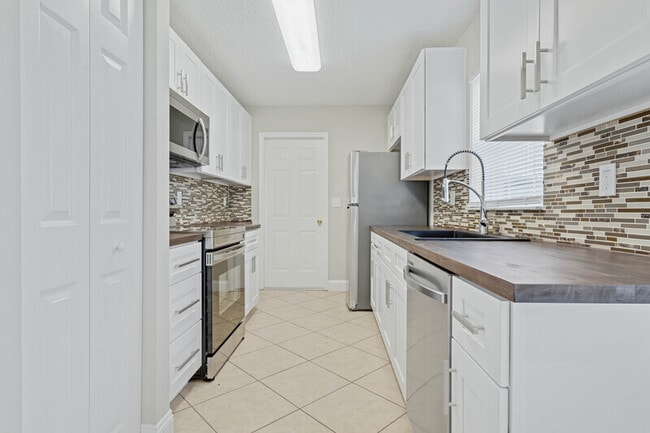 Building Photo - 34 Reybury Ln