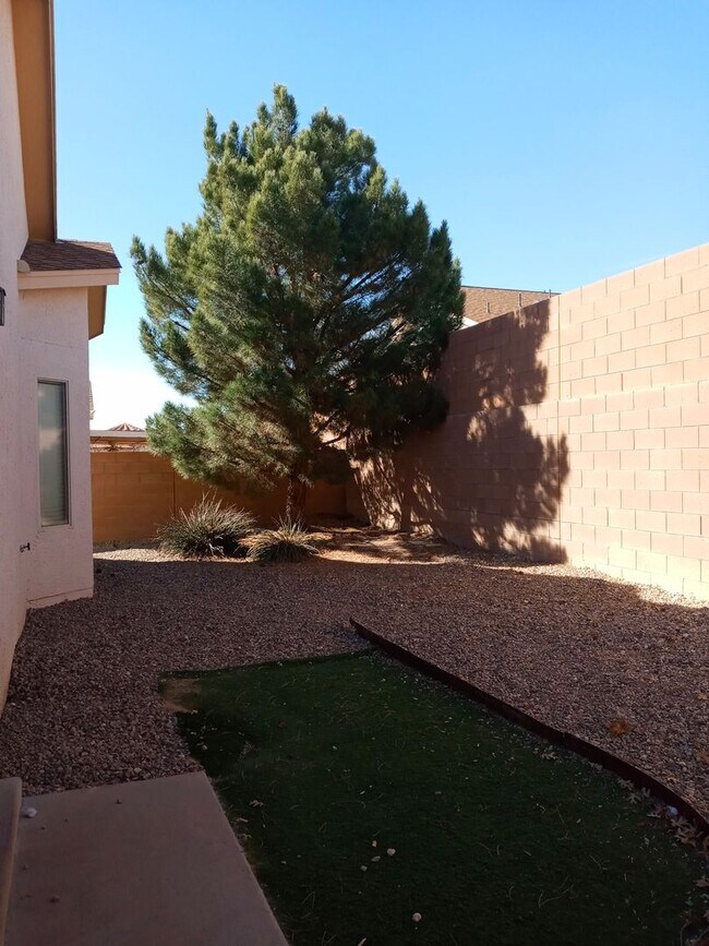 Building Photo - RIO RANCHO THREE BEDROOM