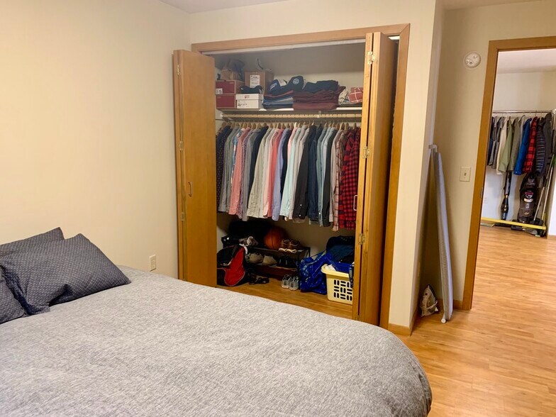 Building Photo - 2050 St Clair Ave