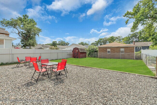 Building Photo - 1226 1/2 Briarwood Rd-