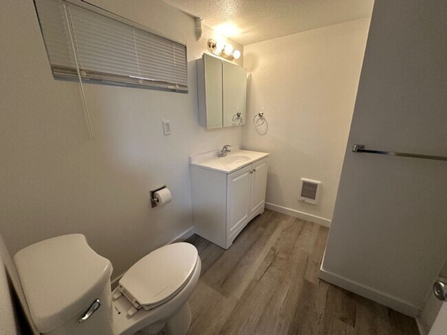 Building Photo - 230 SE 6th Ave