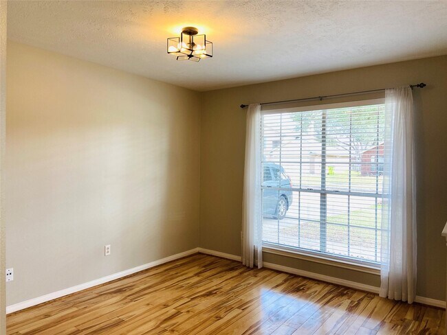 Building Photo - 1404 Helmsley Dr