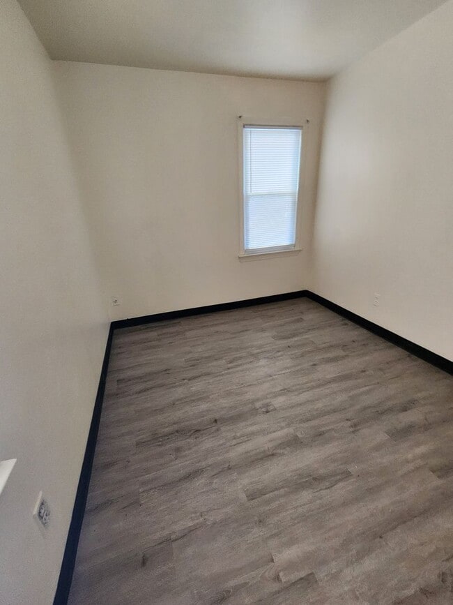 Building Photo - 4 Bedroom Clean House For Rent