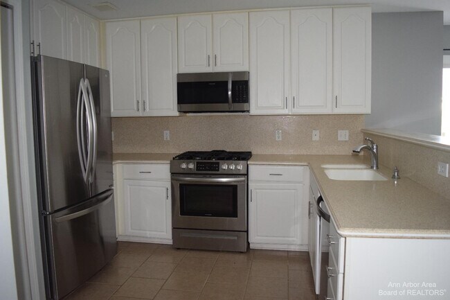 Building Photo - 8549 Hawthorn Hill