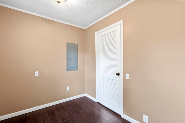 Building Photo - 3005 Pine Dr NE