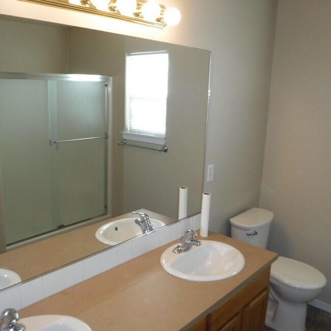 Building Photo - 3 Bed/2.5 Bath Townhome Style Unit in SW Bend - Attached Garage