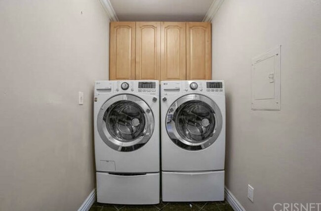 Laundry with cabinets. - 1909 Pelham Ave