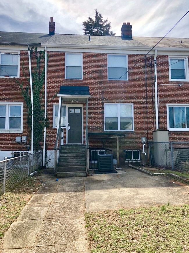 Building Photo - Updated 3 Bedroom Townhome - Edmondson/Hun...