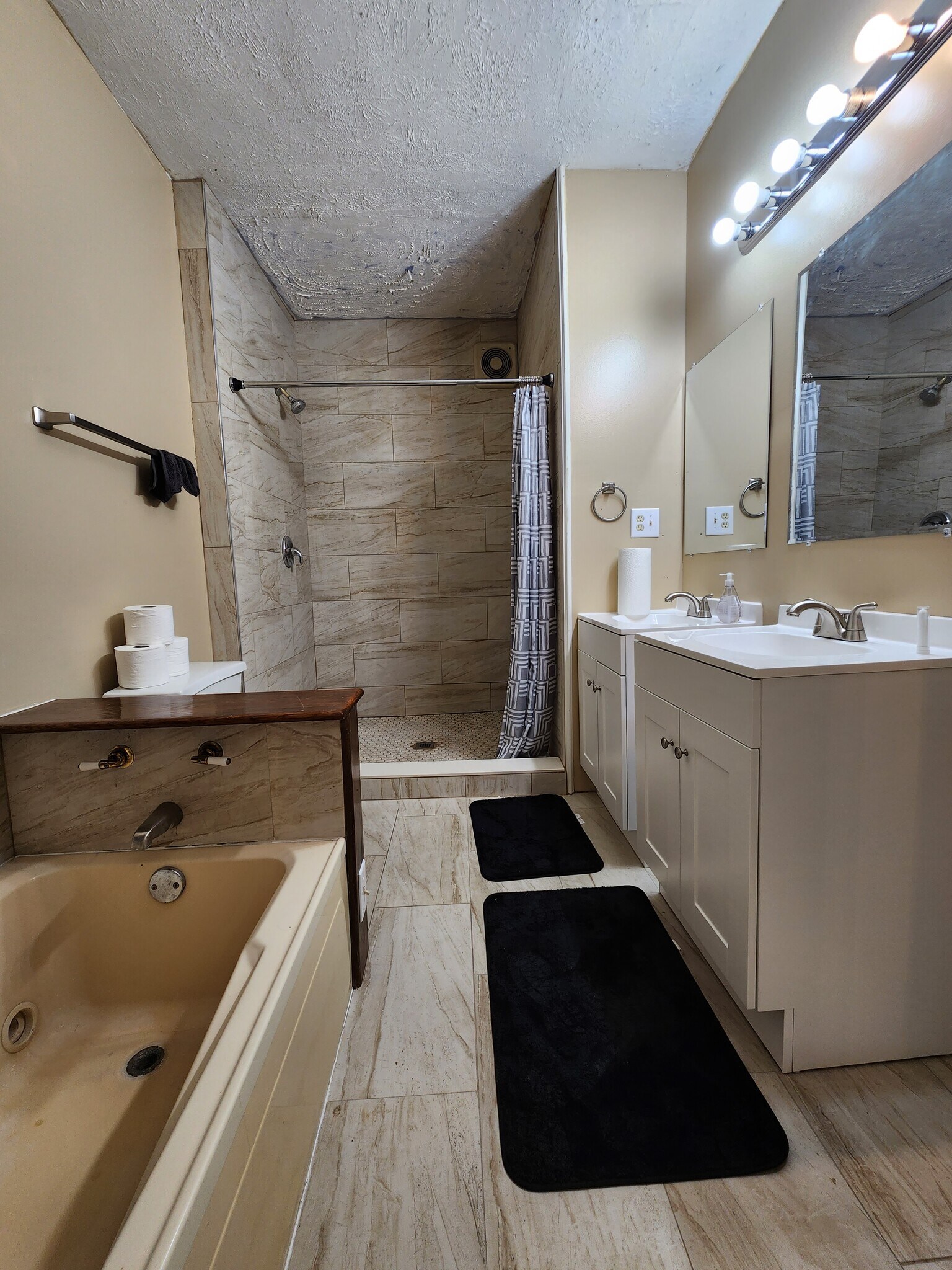 Upstairs Bathroom - 1017 N Elmwood Ave