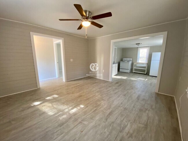 Building Photo - Remodeled 2 bedroom / 1 bathroom home available now!