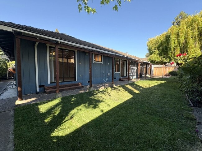 Building Photo - Spacious 3BD/2BA Redwood City Home | Two L...